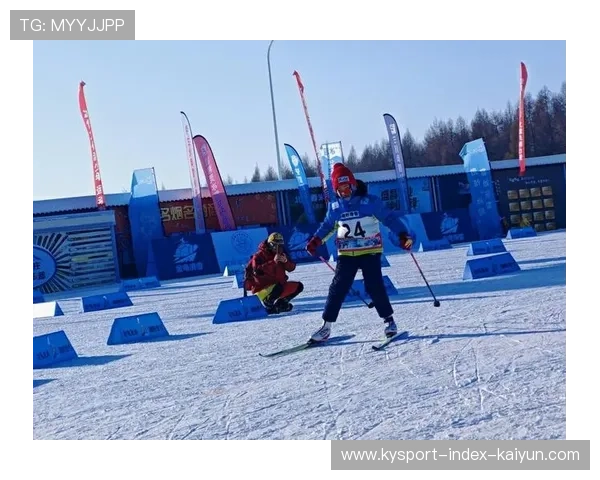 滑雪越野选手在暴雪中跪地喝水,图像感炸裂 滑雪越野选手在暴雪中跪地喝水,图像感炸裂